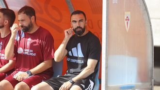 Carlos de Lerma, en el banquillo de San L�zaro en la primera jornada de Liga