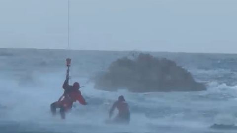 Rescate de ba�istas en Ribadedeva