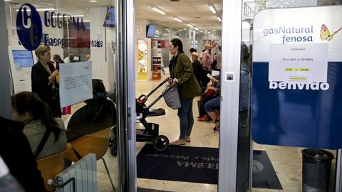 Clientes de Naturgy hacen cola para solicitar el bono social