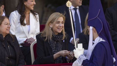 Otro momento en el que un nazareno le entrega un caramelo a la infanta Cristina
