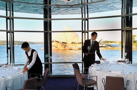 <span lang= es-es >Ubicacin privilegiada</span>. Arriba, una de las salas del restaurante Quay, con vistas al famoso edificio de la pera de Sdney. A la izquierda, vista del exterior del restaurante.