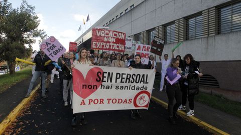 Un momento de la concentracin ante el hospital de Monforte, que se celebr de forma simultnea en cinco localidades gallegas