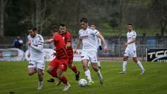 Pi�eiro conduce el bal�n en una acci�n del partido entre el Noia y el Ribadeo.