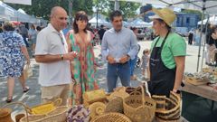 Hctor Corujo (a la izquierda) y Gabriel Aln visitan un puesto de cestera instalado en la feria