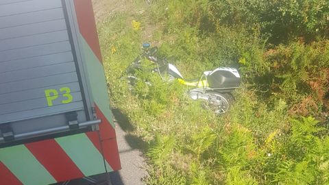 La moto del agente en el lugar del accidente
