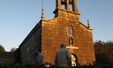 Los vecinos de A Riba denuncian que la iglesia no necesita la instalaci�n el�ctrica que pide el cura. 