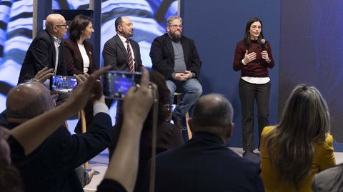 Bego�a Nicol�s habla ante Xos� Regueira, Yolanda D�az, Xos� Merelles y Jos� Romero