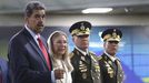 Maduro, junto a su mujer, Cilia Flores, saliendo del Tribunal Supremo de Justicia en Caracas.