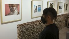 Edwin Escobar, con las fotograf�as que expone este mes en la galer�a Vieiros