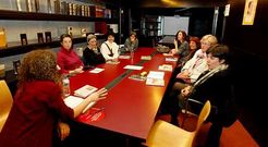 Raquel, de espaldas, en una de las sesiones del club en la biblioteca �nxel Casal.