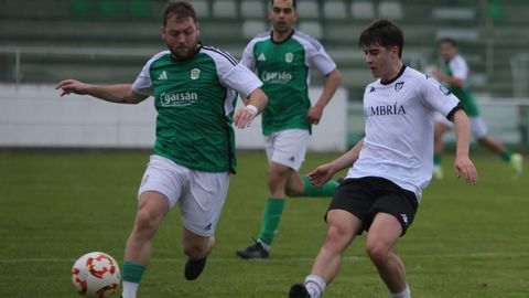 Jairo L�pez pelea por el bal�n durante el partido de este domingo en A Marosa.