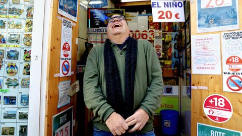 Porta do Sol. Juan Fern�ndez, lotero de esta administraci�n, se mostraba feliz tras repartir un quinto premio, dos cuartos y un tercero. En total reparti� 142.000 euros.