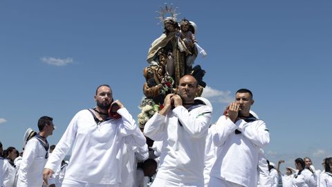 Un d�a de sol y calor para celebrar el Carmen en A Illa