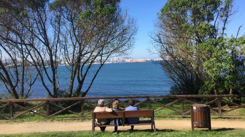 oleiros.Vecinos contemplando el mar en el paseo pegado a la costa en Santa Cruz, Oleiros