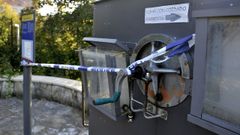 En la imagen, una de las m�quinas de Aquaciencia que han sido precintadas tras el ataque de los v�ndalos