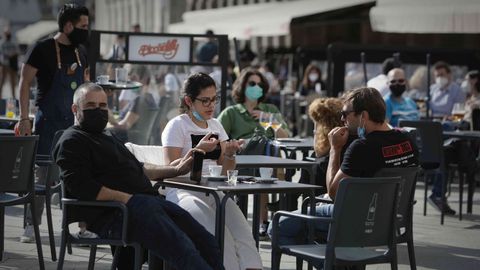 Terrazas con gente, este viernes, en la Marina