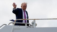 El presidente de EE.UU., Donald Trump, subiendo al Air Force One.