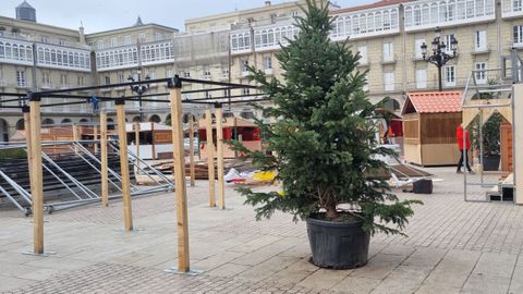Montaje del mercadillo de Navidad de Mara Pita