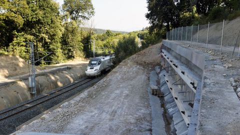 En el tramo de va entre Ourense y Lugo, adems de la supresin de pasos a nivel, se est realizando una importante mejora