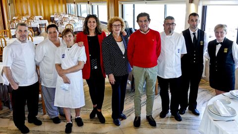 Víctor Manuel, Dolores, Joaquina , Susana, Sara, Moncho, Alejandro David y Pilar, el equipo veterano del restaurante Rocamar.