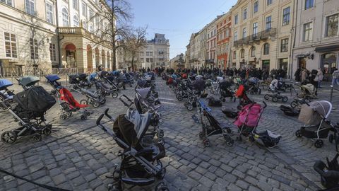 109 carritos de beb, espaciados sobre los adoquines de la plaza Rynok, rinden homenaje en Lepolis a los nios y nias asesinados por la artillera rusa