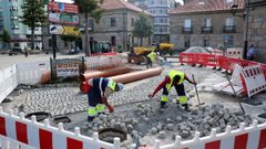 En la plaza del Concello retomaron ayer las obras