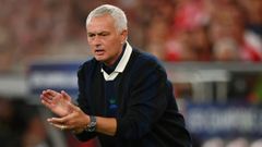 Jos� Mourinho dando indicaciones durante un partido del Benfica