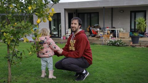 Pablo Gim�nez, de 41 a�os, se mud� a Abegondo, donde vive con su pareja y su hija