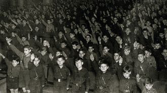 Ni�os vigueses haciendo el saludo fascista en 1939.