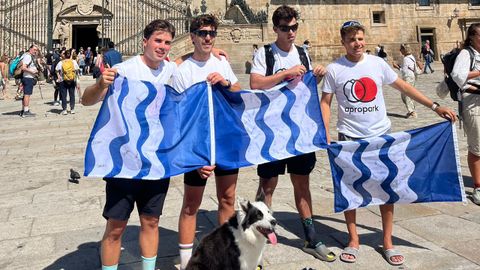 Los cuatro integrantes del reto por los enfermos de p�rkinson, en la plaza del Obradoiro, en Santiago
