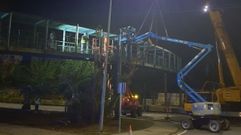 Labores de desmontaje de la pasarela met�lica del parque enciclop�dico