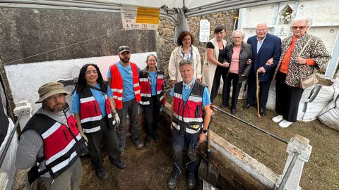 La viceconsejera de Derechos Ciudadanos, Beatriz Gonz�lez Prieto, y la directora general de Memoria Democr�tica, Bego�a Collado Villa, en los trabajos de exhumaci�n de la fosa com�n del cementerio de Carc�u, junto con miembros del grupo Arqueos y familiar