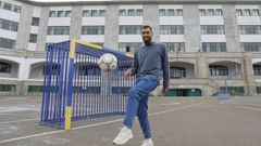 Imagen del a�o 2021 en la que Borja Iglesias juega al f�tbol en el patio de La Salle, colegio donde estudi� en Santiago