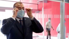 El presidente del Principado de Asturias, Adri�n Barb�n, durante su visita, hoy s�bado, al Laboratorio de Microbiolog�a del Hospital Universitario Central de Asturias (HUCA) en Oviedo