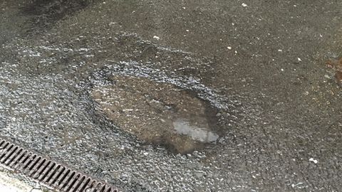 Outro bache na r�a Alfredo Bra�as