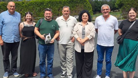 Representantes de la Asociacin de Concellos do Xeoparque con elrecin incorporadogerente, tercero por la izquierda