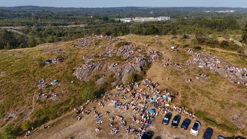 Observaci�n del eclipse en Santa Mari�a de Lagostelle (Guitiriz), organizada por el Concello