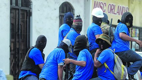 Grupos armados a bordo de camionetas sometieon a tiros a los opositores atrincherados en el barrio de Moninb�