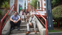 Valent�n Escudero (sentado, a la derecha), responsable del programa de atenci�n psicol�gica Afrontemos, junto a parte de su equipo: Carlos de Francisco, Sagrah Rubio y Emma Rodr�guez Maseda