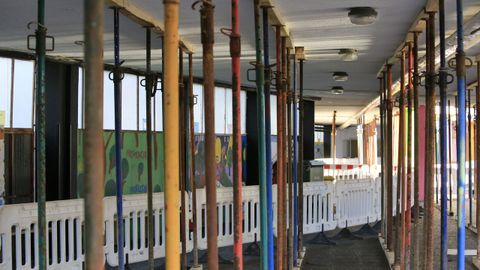 APUNTALAN EL COLEGIO FREI LUIS DE GRANADA PARA HACER CATAS EN BUSCA DEL ORIGEN DE LAS GRIETAS QUE HAN VUELTO A APARECER EN EL EDIFICIO