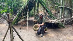 Xacobe Fernández posa en el campamento que ayudó a construir desde cero
