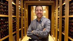 Xurxo Rivas posa en la cava de su local, donde guarda joyas.