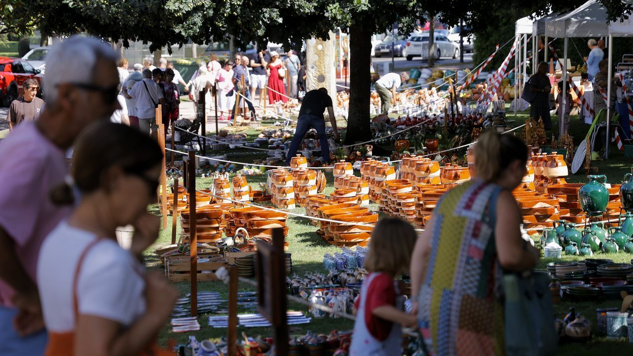 El arte del barrio vuelve a conquistar Oleiros: «Cada año viene más gente a comprar, parece que nos están esperando»