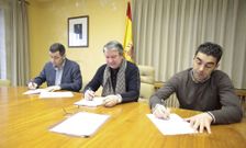 Los tres alcaldes de Antas, Agolada y Rodeiro firmaron ayer el documento en el consistorio. 