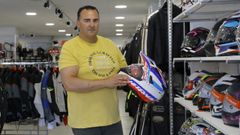 Alfonso Hernndez en su tienda de O Graxal, Outlet Motos.
