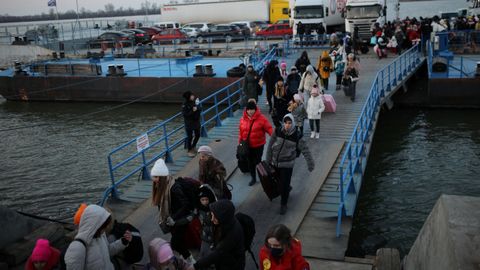 Refugiados de Ucrania llegan a Rumana en ferri 