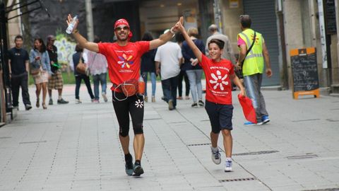 Alejandro, de niño, con David Gil, en la carrera contra la leucemia.