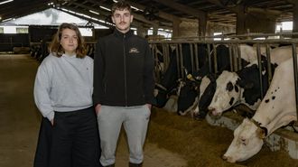 Noel e Iris, en la ganader&iacute;a en la que trabajan en Veiga do Pumar, en Castro de Rei.