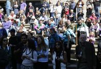 El entorno de la Catedral ayer por la ma�ana, abarrotado como toda la Semana Santa. 