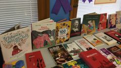 Exposici�n de libros de mujeres en la biblioteca municipal de Fene.